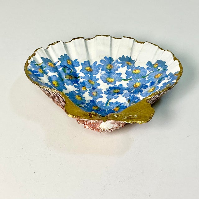 1970s Vintage Boho Chic Folk Art Coastal Découpage Clam Seashell Catchall Trinket Dish, Blue Floral For Sale - Image 6 of 10