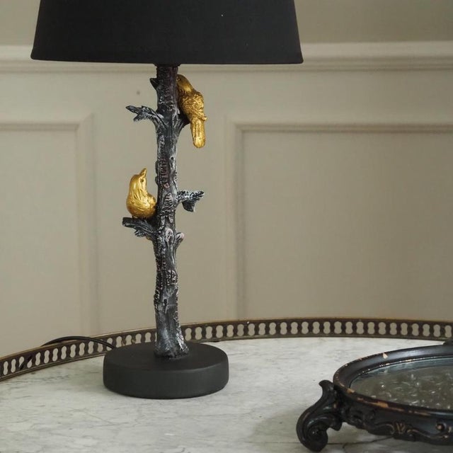 Functional decorative lamp with naturalistic bird figures on a textured polyresin base. Black fabric shade, E27 socket,...