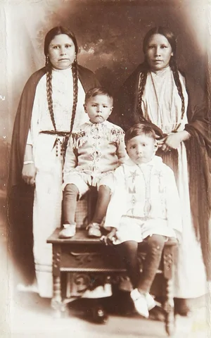 Vintage Photonote Native American Indian Women Children Studio Portrait