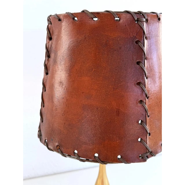 Mid-Century Italian Palm Leaf Table Lamp in Brass with Leather Lampshade, 1970s For Sale - Image 3 of 12