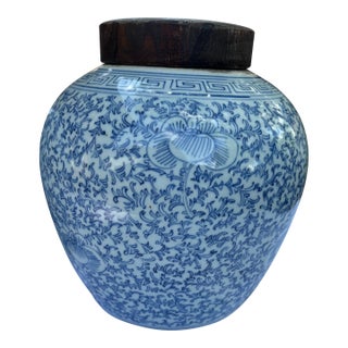 Pair of Ginger Jars Exhibit Classic Blue & White Chinoiserie Patterns: Highly Sought After Collectible :Qing Dynasty Characteristics For Sale