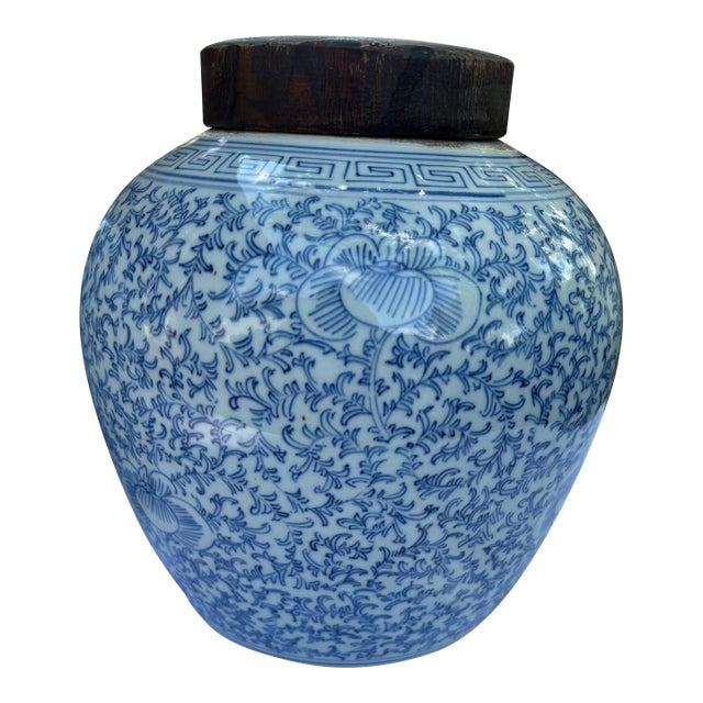 Pair of Ginger Jars Exhibit Classic Blue & White Chinoiserie Patterns: Highly Sought After Collectible :Qing Dynasty Characteristics For Sale