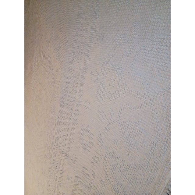 Early 20th Century Rare Antique Hand-Tufted Whitework Candlewick Bedspread (C. 1900) - Queen/King Size Heirloom W/ Deep Fringe For Sale - Image 5 of 14