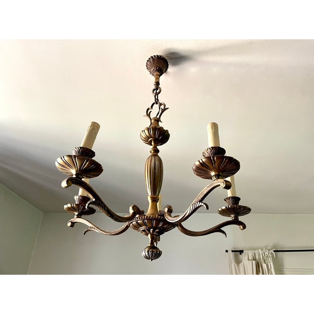 Five-light bronze chandelier with floral shades and botanical details on the branches. Classic and understated. E14...