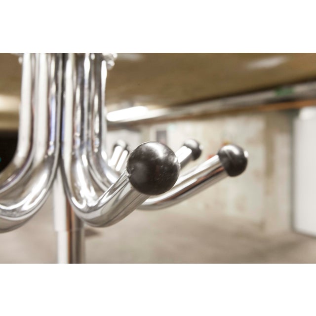 Industrial Rotating Parrot Coat Rack with 16 Hooks in Chrome-Plated Metal, 1960s For Sale - Image 12 of 18