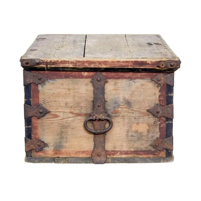 Wood Mid 18th Century Swedish Pine Chest Decorated with Labyrinth For Sale - Image 7 of 10