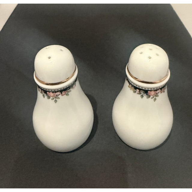 1950s Wedgwood Osborne Salt & Pepper Shakers Mint - a Pair For Sale In Palm Springs - Image 6 of 6