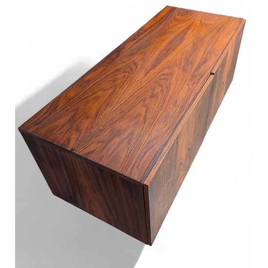 1950s Rosewood Cabinet / Media unit For Sale In New York - Image 6 of 6