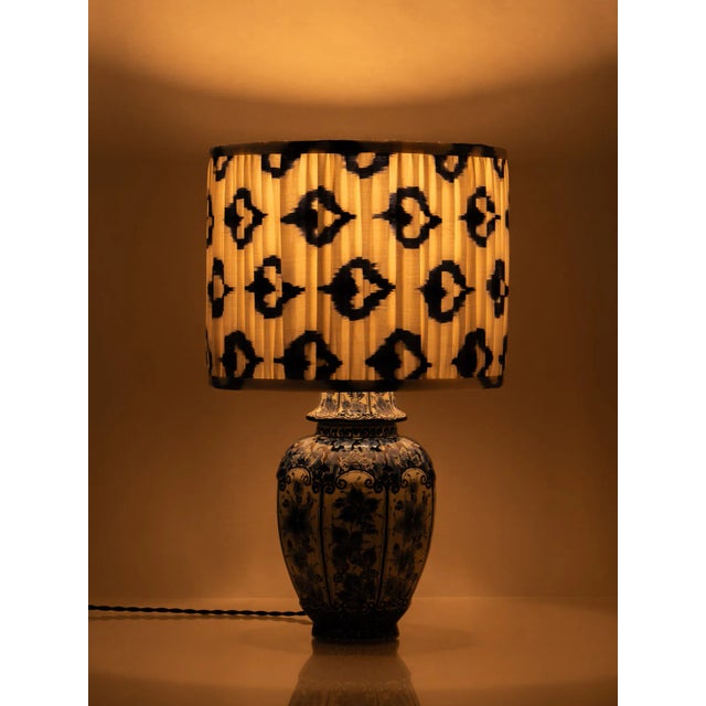 Dutch Delft Blue & White Ceramic Table Lamp with New Pleated Ikat Shade For Sale - Image 12 of 13