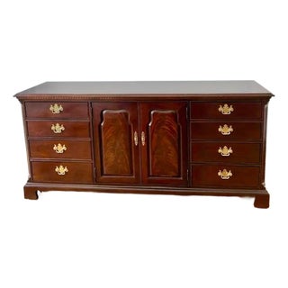1980s Thomasville Mahogany Collection Triple Dresser and Mirror With Pediment. For Sale