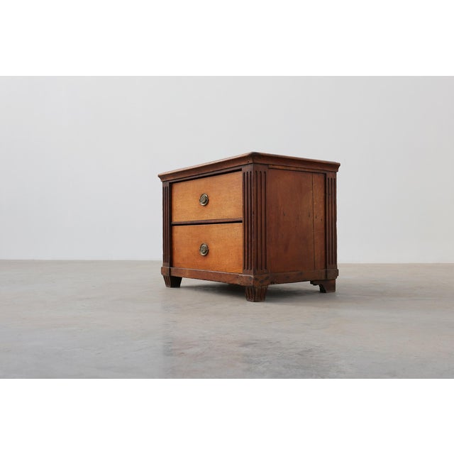 French Louis XVI Oak Commode with Fluted Corner Posts and Brass Handles, 1800 For Sale - Image 3 of 12