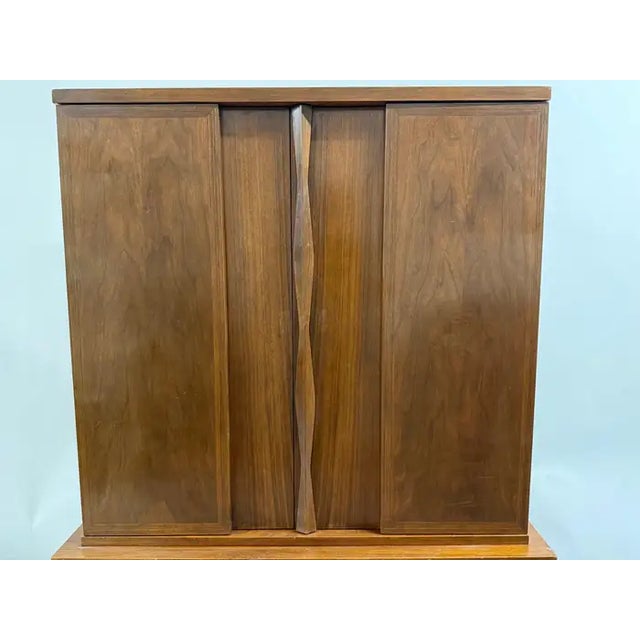 Mid-Century Modern American of Martinsville Walnut High Boy Dresser or Armoire For Sale In New York - Image 6 of 18