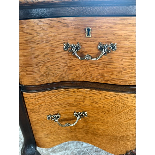 Early 20th Century Restored Antique Serpentine Two-Tone Tiger Oak Vanity With Biomorphic Mirror For Sale - Image 5 of 10