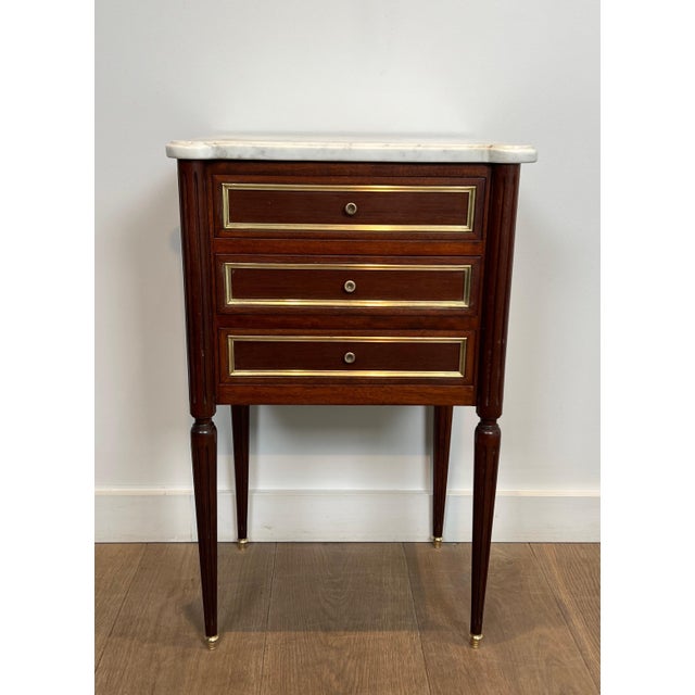 1940s Pair of mahogany and brass side tables or bedside tables with Carrara marble For Sale - Image 6 of 12