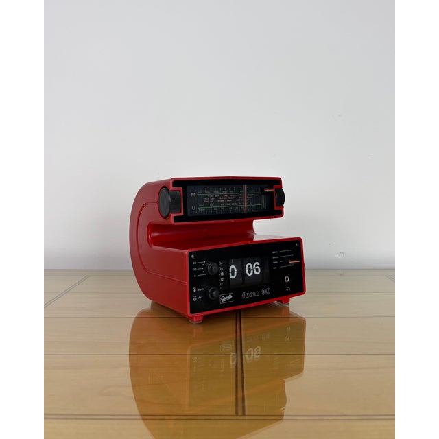 Own a piece of futuristic nostalgia. Step into the retro future with the Graetz Form 99 – a vintage radio alarm clock that...