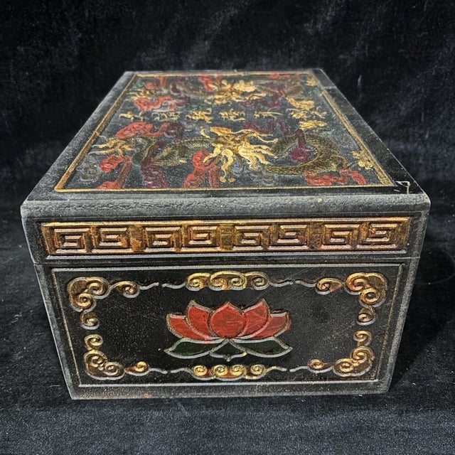 1990s Antique Chinese Gilt Lacquered Dragon Box With Brass Clasp For Sale - Image 5 of 9