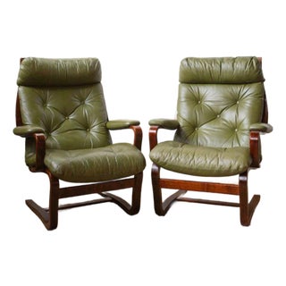 1970s Mid-Century Modern Bentwood Beech and Leather Lounge Chairs - A Pair For Sale