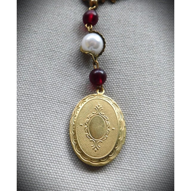 Vintage Classic English Gold Brooch Pin and Etched Oval Locket, Hanging Wine & Wired Pearl Chain For Sale In New York - Image 6 of 13