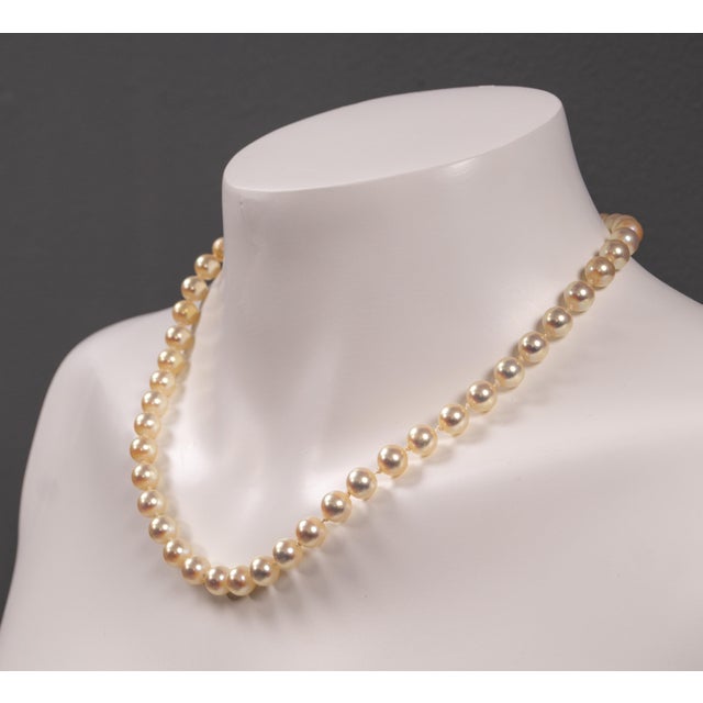 This silver colored costume jewelry necklace from the 1980s combines classic charm with a modern touch. The striking...