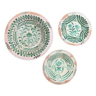 Vintage Spanish Fajalauza Lebrillos with Hand-Painted Green Decoration, Set of 3 For Sale