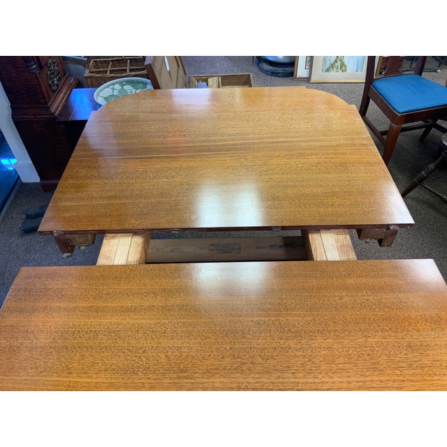 Wood 20th Century Hepplewhite Mahogany Dining Table For Sale - Image 7 of 14
