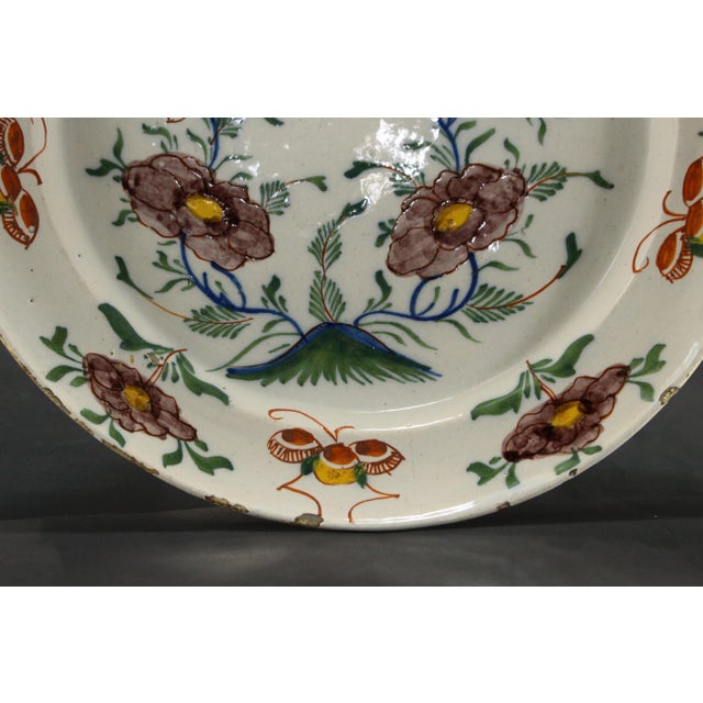 Garniture of 3 Dutch Delft Polychrome Charger 12" & Pair of Plates 8.75" For Sale In Houston - Image 6 of 18
