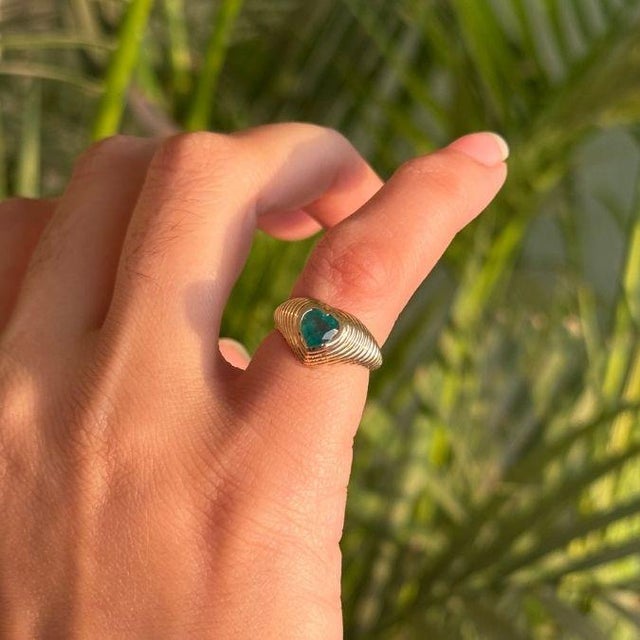 Art Deco Ridged Heart-Cut Emerald Pinky Ring in 14k Yellow Gold Size 4 For Sale - Image 3 of 18