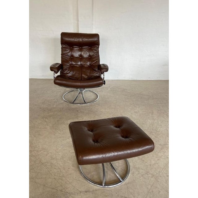 An exceptional example of Scandinavian craftsmanship from Ekornes Furniture, this beautifully designed reclining lounge...