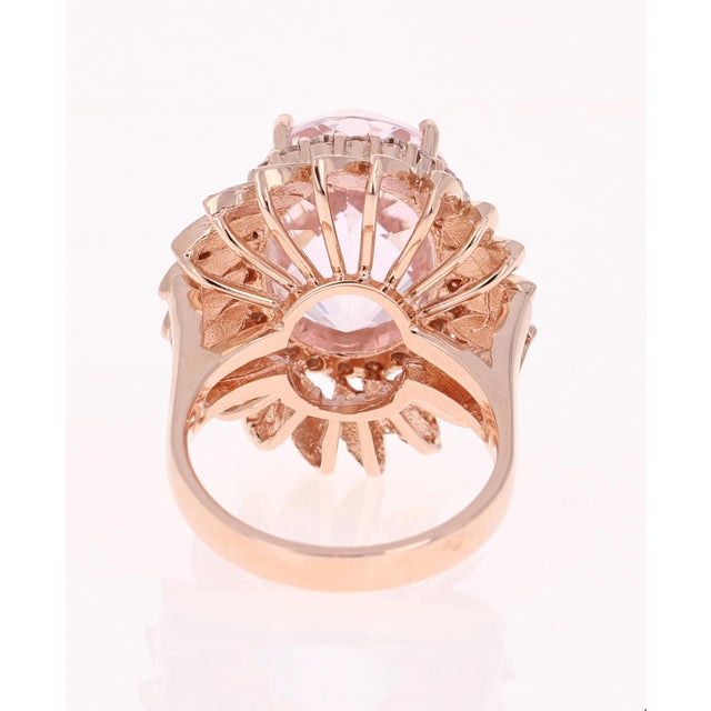 Early 21st Century 12.26 Carat Oval Cut Kunzite Diamond 14 Karat Rose Gold Cocktail Ring For Sale - Image 5 of 10