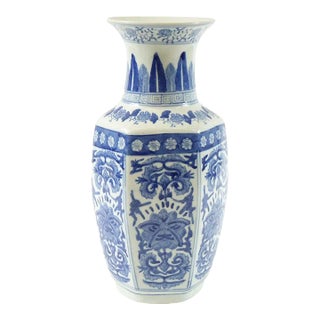 Mid 20th Century Blue and White Chinese Porcelain Vase For Sale