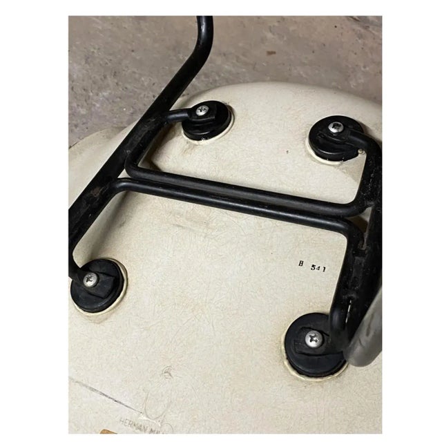 Mid-Century Modern Set of 4 Vintage White Fiberglass Eames Chairs by Herman Miller For Sale - Image 3 of 7