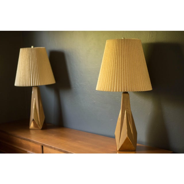 Hollywood Regency Pair of Vintage Geometric Sculptural Ceramic Accent Table Lamps With Shades For Sale - Image 3 of 14