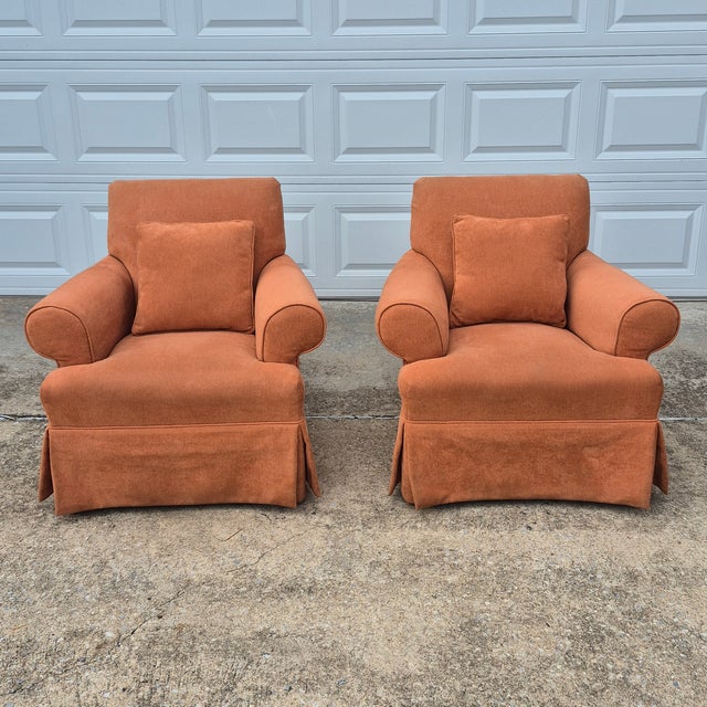 This is the perfect pair of transitional style arm chairs for the autumn season. Imagine curling up in these cozy chairs...
