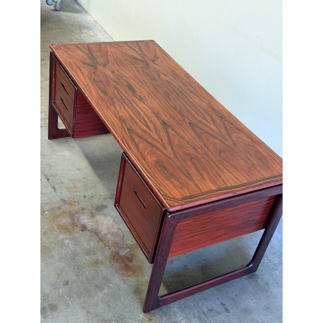 Brown Vintage Dyrlund Danish Rosewood Executive Desk – Mid Century Modern Office Desk With Drawers For Sale - Image 8 of 10