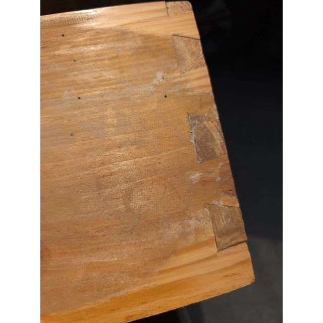 Federal Period Lift-Top Blanket Chest With Drawers, C. 1790–1810, Connecticut Origin For Sale - Image 15 of 16