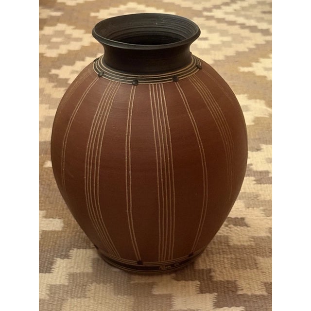 1980s Kenneth Allen Fine Stoneware Pottery Vase Scraffrito Design 11" Signed & Dated For Sale - Image 15 of 15