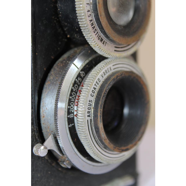 Vintage Argus Argoflex Twin Lens Reflex (Tlr) Camera – Bakelite 120 Film Camera With Argus Anastigmat Lens, Made in Usa, Circa 1950–1952 For Sale - Image 4 of 16