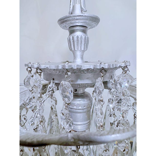 Add a touch of timeless elegance and vintage glamour to your home with this beautiful crystal pendant chandelier....