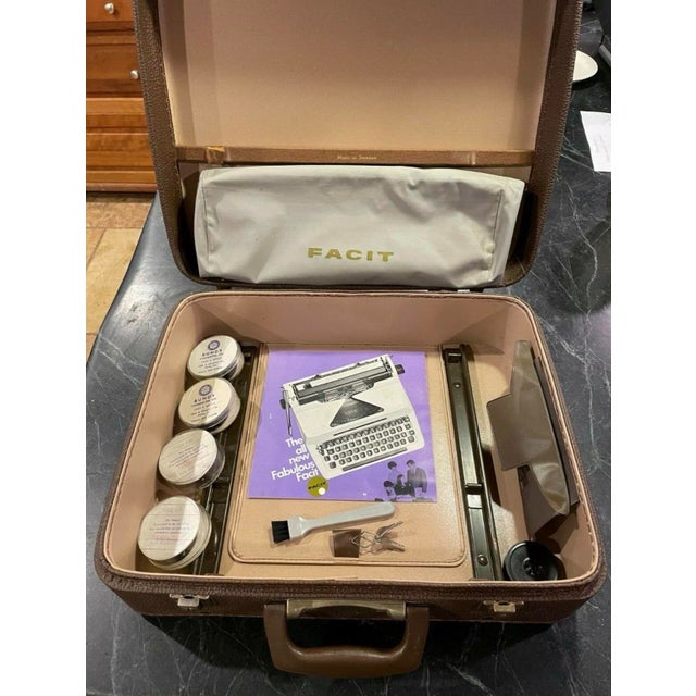 1960s Swedish Facit 1620 Portable Typewriter With Original Case and Accessories For Sale - Image 12 of 12