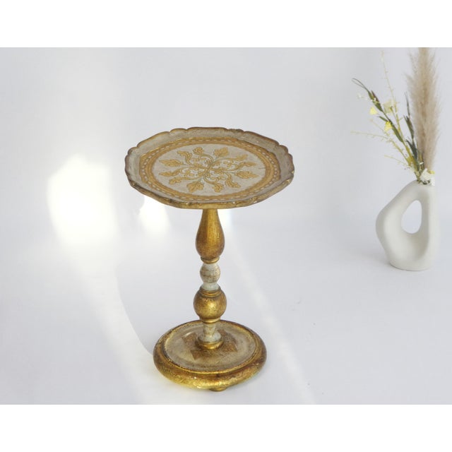 Mid-Century Modern Small Florentine Hollywood Regency Round Gilt Wood Table, Italy, 1960s For Sale - Image 3 of 10