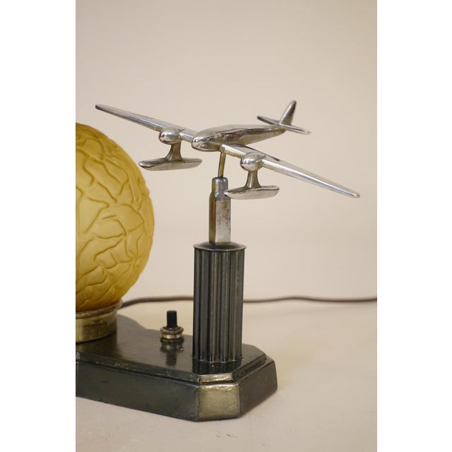 1930s Uber Rare Vintage Sublime Art Deco Streamline Bronze Aviation Award Twin Chrome Airplane Amber Brain Globe Table Lamp For Sale - Image 9 of 13