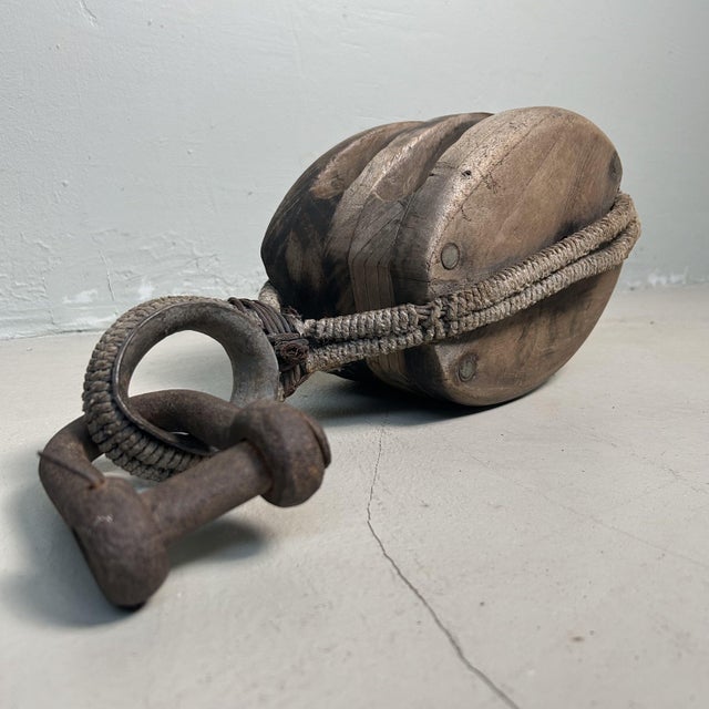 Impressive Japanese pulley from the 1920s. Dimensions: height 52 cm, width 17 cm, depth 19 cm. Made of solid wood and...