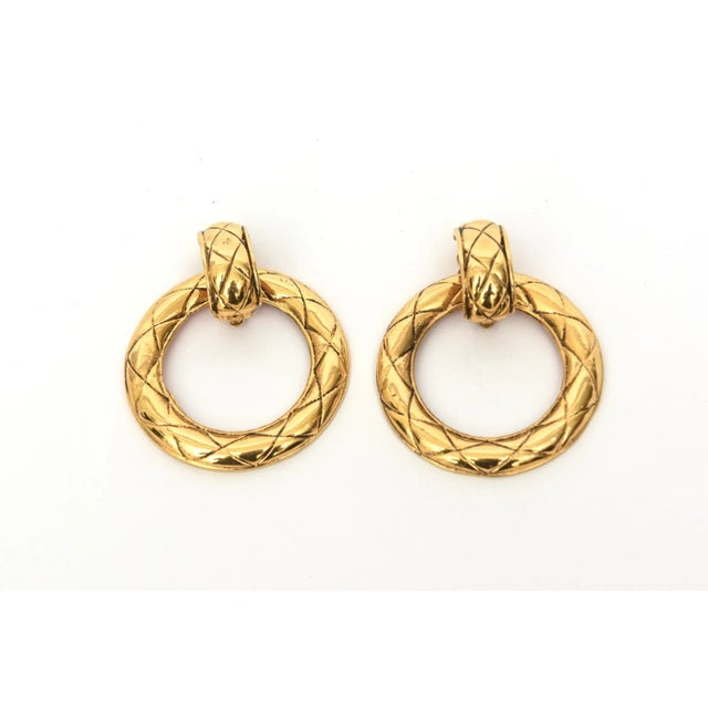 This is part of Chairish’s Costume Jewelry assortment. These fabulous pair of 80's chic vintage Chanel clip on earrings...