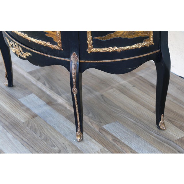 French Louis XV Style Ormolu Mounted Hand-Painted Curved Glass Vitrine Display Cabinet, 1940s For Sale - Image 12 of 18