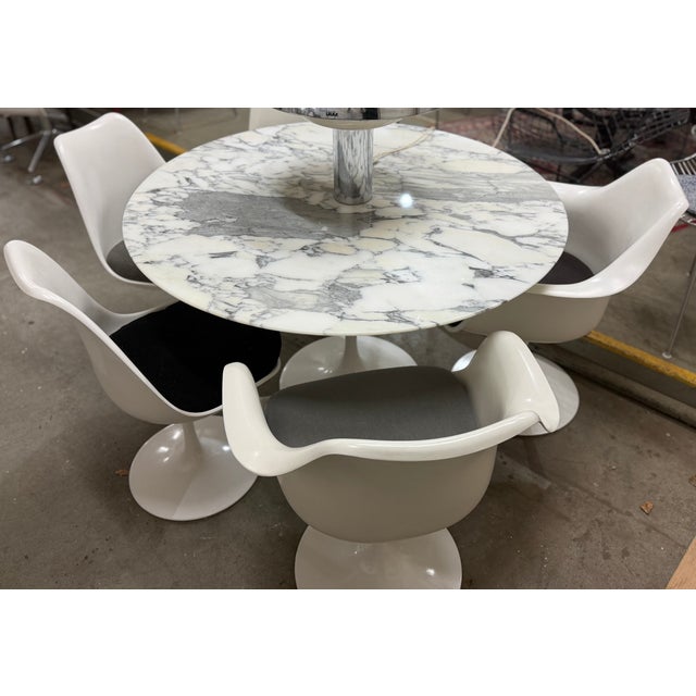 Here I'm offering not just THE beautiful Knoll table, but a complete set of chairs: Eero Saarinen created an imposing yet...