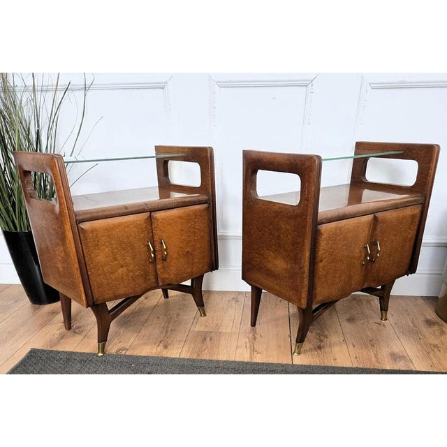 Mid-Century Italian Art Deco Style Bedside Tables in Walnut with Glass Tops, 1950s, Set of 2 For Sale - Image 9 of 11