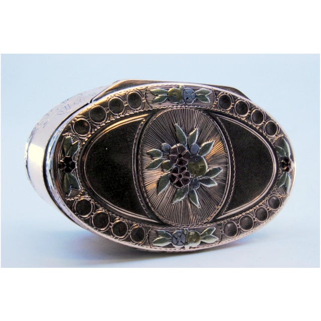 Two-Tone Gold Snuff Box with Bows For Sale - Image 6 of 10