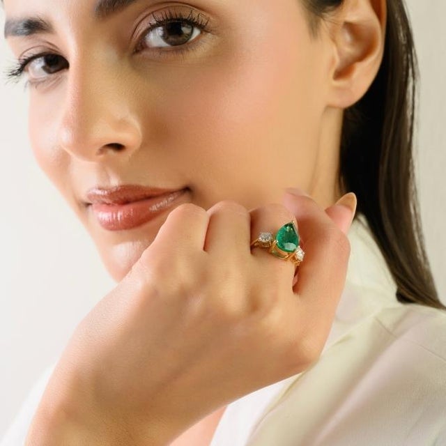 Retro-Inspired 3.47Ct Pear Cut Emerald & Diamond Statement Ring Size 7 in 18k Gold For Sale - Image 4 of 14