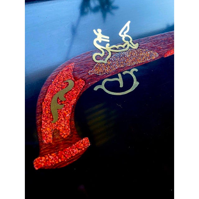 Vintage Couroc of Monterey Colonial Flintlock Pistols Inlaid Serving Tray For Sale - Image 4 of 9