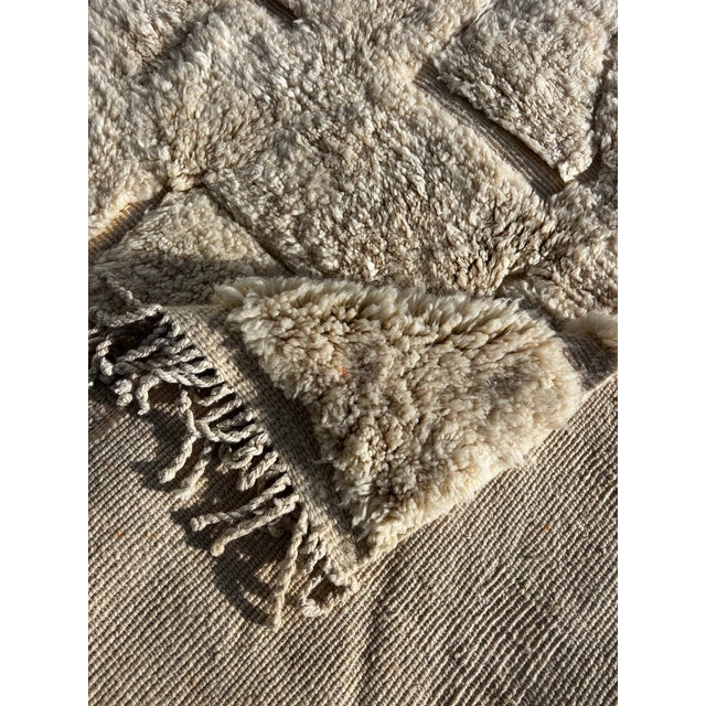 White Large Moroccan Mrirt Beni Ouarain Wool Rug, 1990 For Sale - Image 8 of 12